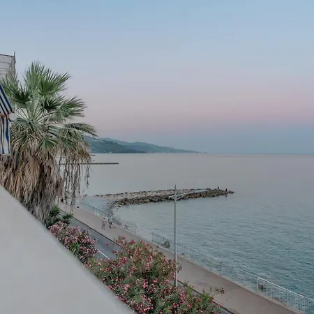 Le Pamela Front De 아파트 *